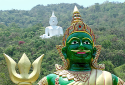 Wat Thep Phithak Punnaram (Weißer Berg-Buddha)