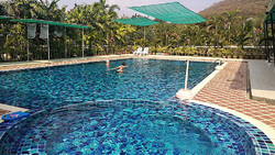 Pool im Resort Triple House